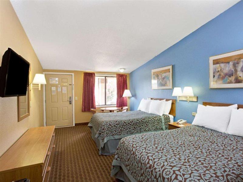 Days Inn By Wyndham לורנסוויל מראה חיצוני תמונה