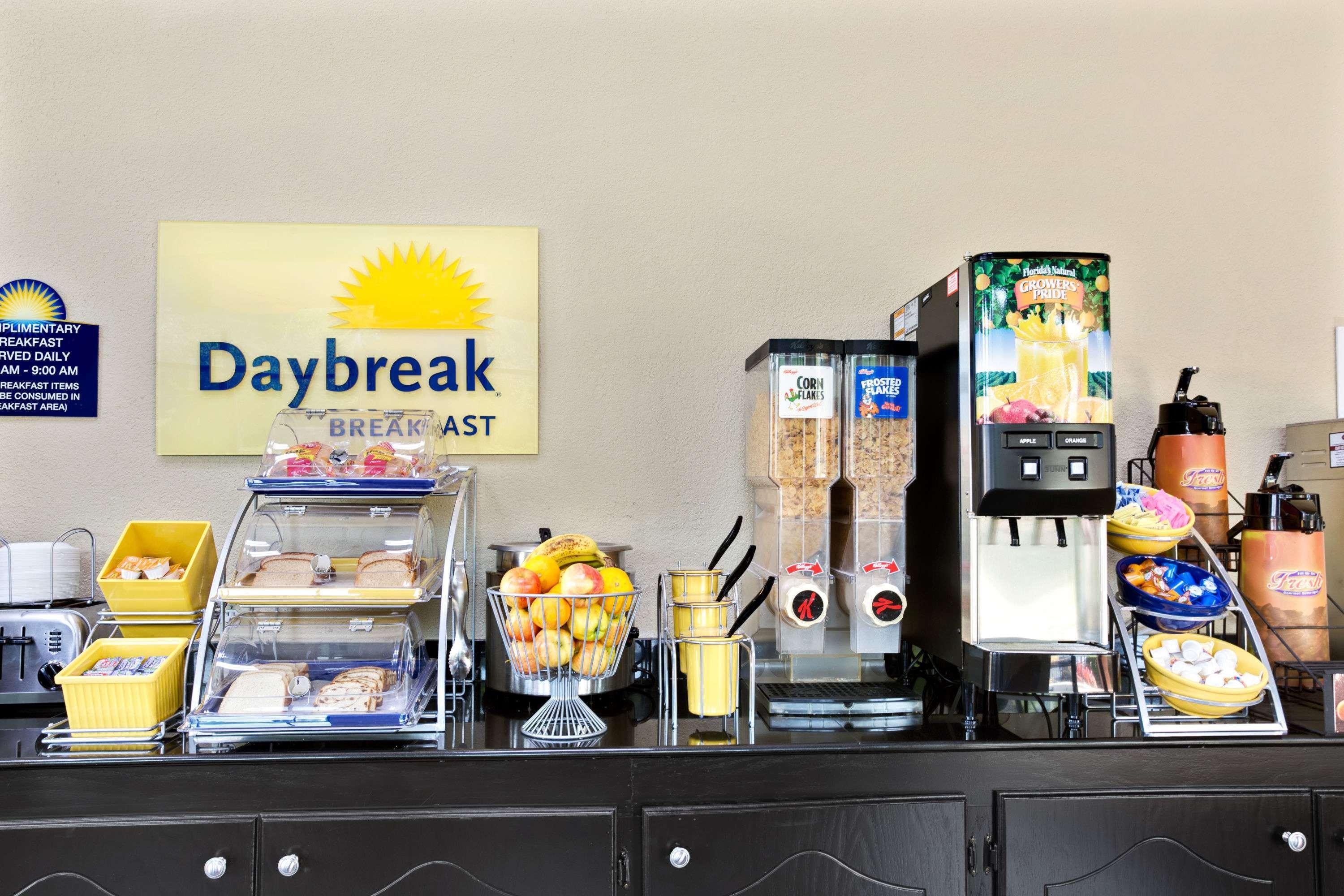 Days Inn By Wyndham לורנסוויל מראה חיצוני תמונה