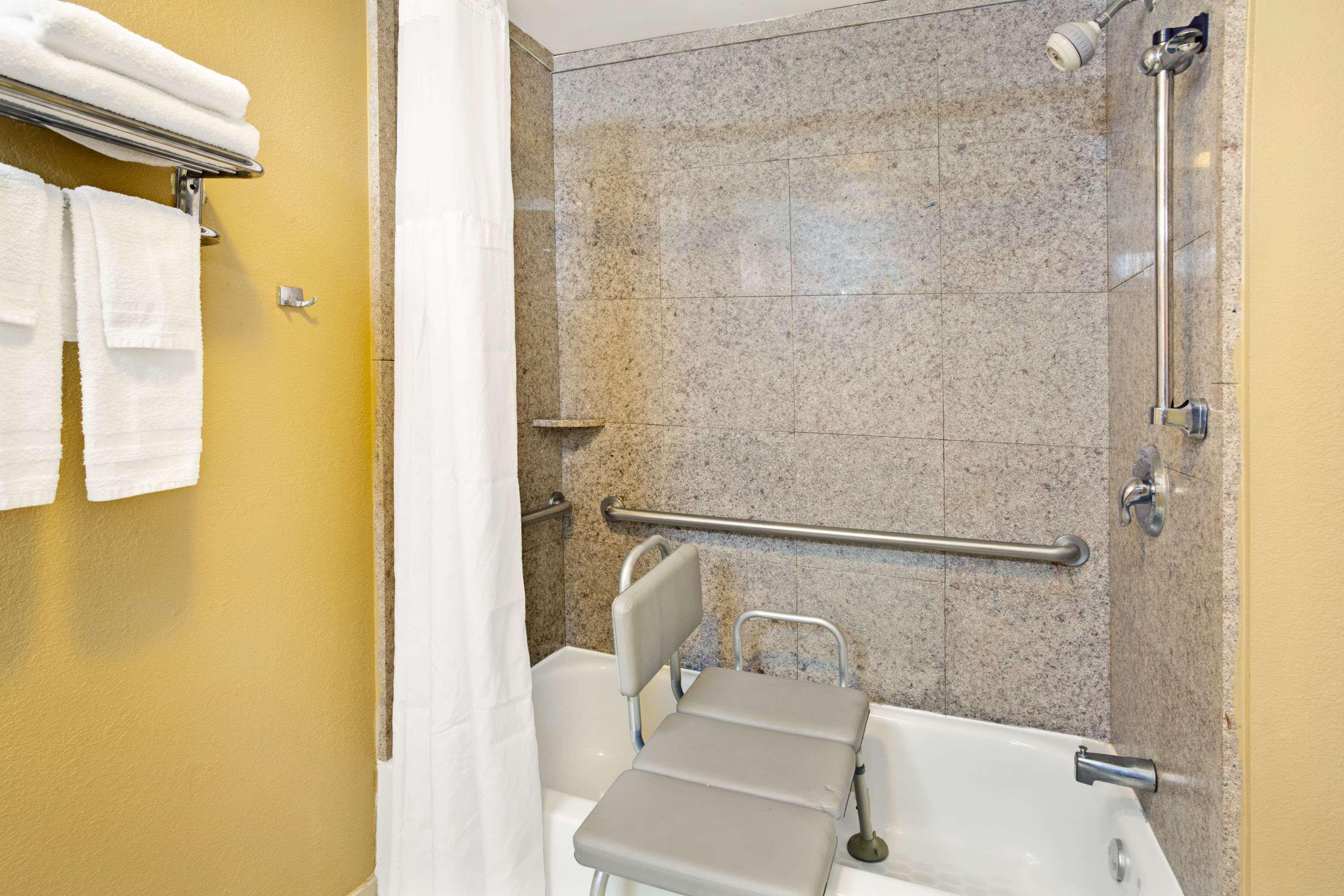 Days Inn By Wyndham לורנסוויל מראה חיצוני תמונה